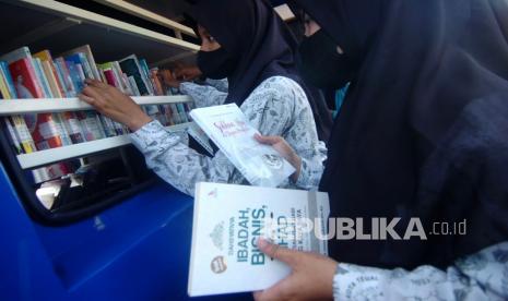 Pelajar memilih buku yang disediakan di mobil operasional Perpustakaan Nasional saat Safari Literasi Duta Baca Indonesia 2022 di Polres Tegal Kota, Jawa Tengah, Jumat (21/1/2022). Safari Literasi Duta Baca Indonesia yang berlangsung 18 Januari-2 April 2022 tersebut merupakan bentuk penguatan atas peningkatan literasi budaya baca di masyarakat serta untuk membantu pemerintah mewujdkan Rencana Pembangunan Jangka Menengah (RPJM) 2020-2024 yaitu peningkatan Sumber Daya Manusia.