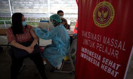 Pelajar memperoleh vaksinasi saat Vaksinasi COVID-19 Massal untuk pelajar tingkat SMP dan SMA di SMA Budi Utama, Sleman, D.I Yogyakarta, Rabu (14/7/2021). Dalam acara yang digagas oleh Badan Intelijen Negara (BIN) itu, pada hari ini tercatat?sebanyak 2.800 siswa SMP dan SMA di Daerah Istimewa Yogyakarta (DIY) mengikuti vaksinasi COVID-19.