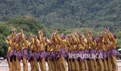 Pelajar menari pada acara puncak Sail Selat Karimata di Pantai Pulau Datok, Kayong Utara, Kalimantan Barat, Sabtu (15/10).