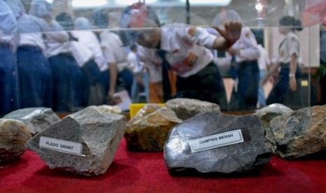 Pelajar mengamati berbagai jenis batu yang dipajang pada Pameran Batu Merentang Jaman, di Museum Ranggawarsita Semarang, Jateng, Rabu (20/5).