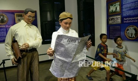  Pelajar mengamati berbagai koleksi yang dipamerkan di Museum Sumpah Pemuda, Jalan Kramat Raya, Jakarta, Jumat (28/10). (Republika/Prayogi)