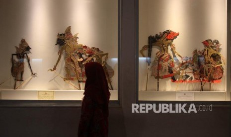 Pelajar mengamati wayang saat berkunjung ke Museum Wayang, Jakarta, Jumat (16/11). 