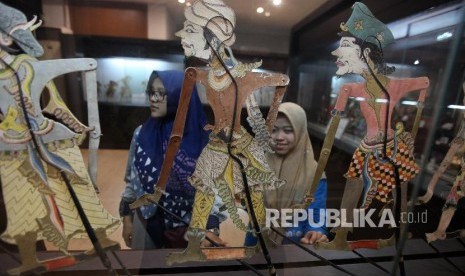 Pelajar mengamati wayang saat berkunjung ke Museum Wayang, Jakarta, Jumat (16/11). 