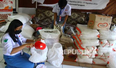 Pelajar mengemas bantuan untuk pasien yang menjalani isolasi mandiri di posko Malang Bersatu Lawan Corona (MBLC), Jawa Timur, Senin (2/8/2021). Sejumlah pelajar di kawasan tersebut menjadi relawan untuk penanganan COVID-19 di sela sekolah daring. 