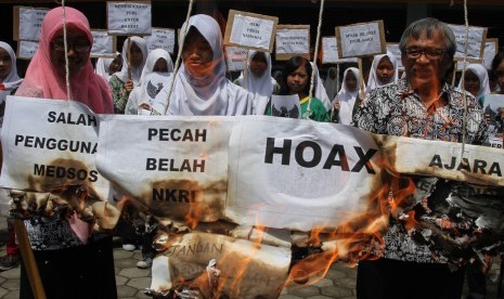 Pelajar mengikuti aksi memperingati Hari Pers Nasional (HPN) yang bertemakan Melawan Berita Hoax di SMK Taman Siswa Sukoharjo, Jawa Tengah, Rabu (8/2).