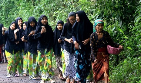 Pelajar mengikuti aktivitas orang tua asuhnya saat mengikuti program Homestay di Kampung Batara, Papring, Kalipuro, Banyuwangi, Jawa timur, Rabu (20/3/2019).