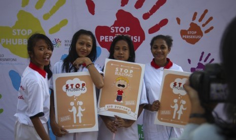 Pelajar mengikuti deklarasi bersama bertajuk Remaja Tolak Phubbing (mengacuhkan lawan bicara dengan sibuk berponsel), Bullying (perilaku agresif untuk menyakiti dalam bentuk fisik dan mental) dan Persekusi (perlakuan buruk secara sistematis pada seseorang) di Taman Balaikambang Solo, Jawa Tengah, Sabtu (28/7).