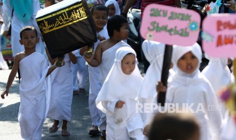 Pelajar mengikuti Karnaval Nusantara Gebyar Muharam 1441 Hijriah di Jalan Pucang Anom, Surabaya, Jawa Timur, Ahad (15/9/2019).