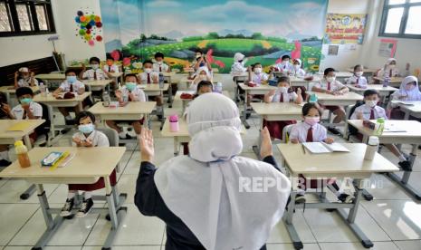 Pelajar mengikuti kegiatan Pembelajaran Tatap Muka di SDN 01 Pondok Labu, Jakarta Selatan, Senin (3/1). Berdasarkan kebijakan Surat Keputusan Bersama (SKB) 4 Menteri yang diputuskan pada 21 Desember 2021 mengenai panduan Penyelenggaraan Pembelajaran di Masa Pandemi Covid-19.