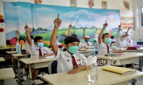  Pelajar mengikuti kegiatan Pembelajaran Tatap Muka di SDN 01 Pondok Labu, Jakarta Selatan, Senin (3/1).