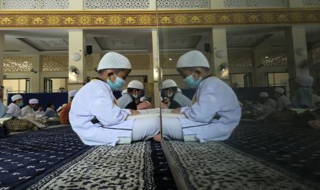 Pelajar mengikuti kegiatan Pesantren Kilat yang diselenggarakan pengurus Masjid An-Nur dengan menerapkan protokol kesehatan di Mampang Prapatan, Jakarta.