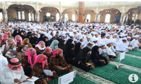 Pelajar mengikuti khataman Alquran