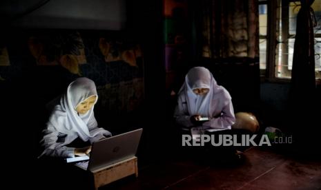 Pelajar mengikuti pembelajaran jarak jauh (PJJ) yang digelar secara daring di rumahnya di kawasan Pasar Minggu,  DKI Jakarta. (ilustrasi)