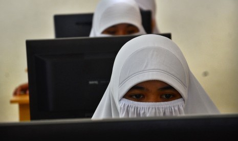 Pelajar mengikuti Ujian Nasional Berbasis Komputer (UNBK) di SMK Fadris, Kampung Cisayong, Kabupaten Tasikmalaya, Jawa Barat, Senin (3/4). 