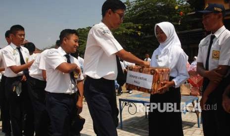 Pelajar SMP. KPAI mengungkapkan, ada kecenderungan kejadian pelajar bunuh diri ditiru oleh teman sekolah pelaku atau siswa-siswi dari sekolah lain.