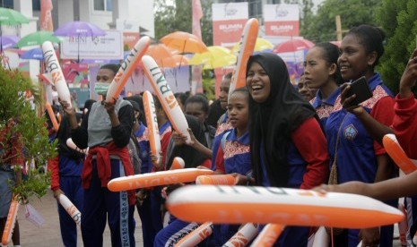 Students cheered the Asian Games 2018 torch relay in Sorong, West Papua, Friday (July 27).