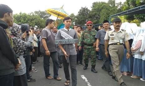 Pelajar Muhammadiyah mengiringi pemakaman Korban Klithih, Adnan Wirawan Ardiyanto di Dusun Bayen, Desa Purwomartani, Kecamatan Kalasan, Kabupaten Sleman, Kamis (14/12). 