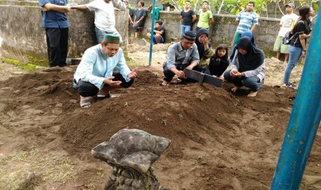 Pelajar Muhammadiyah mengiringi pemakaman Korban Klithih, Adnan Wirawan Ardiyanto di Dusun Bayen, Desa Purwomartani, Kecamatan Kalasan, Kabupaten Sleman, Kamis (14/12).