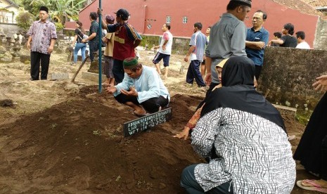 Pelajar Muhammadiyah mengiringi pemakaman Korban Klithih, Adnan Wirawan Ardiyanto di Dusun Bayen, Desa Purwomartani, Kecamatan Kalasan, Kabupaten Sleman, Kamis (14/12).