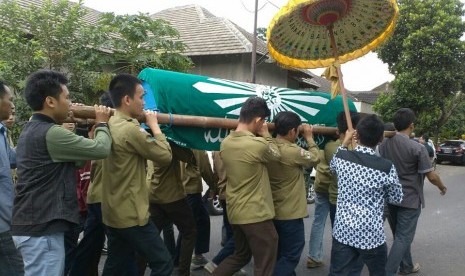 Pelajar Muhammadiyah mengiringi pemakaman Korban Klithih, Adnan Wirawan Ardiyanto di Dusun Bayen, Desa Purwomartani, Kecamatan Kalasan, Kabupaten Sleman, Rabu (14/12).