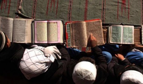 Pelajar Muslim tengah membaca Alquran