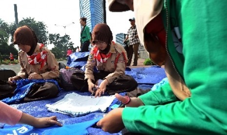  Pelajar Pramuka membuat tas dari kaos bekas di Jakarta,