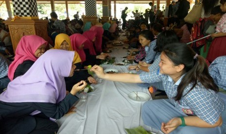 Pelajar Purwakarta dari berbagai penganut agama dan keyakinan botram(makan bersama) di Bale Paseban Pendopo Purwakarta, Kamis (3/11).