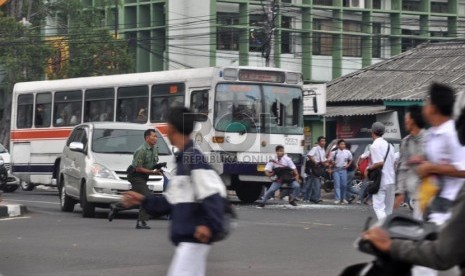  Pelajar saling melempar batu saat terlibat dalam tawuran pelajar di kawasan Matraman, Jakarta Timur, Senin (2/12).  (Republika/Rakhmawaty La'lang)