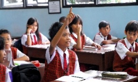 Ribuan anak yatim yang orang tuanya meninggal dunia akibat terpapar Covid-19, terancam putus sekolah. Foto: ilustrasi pelajar SD.