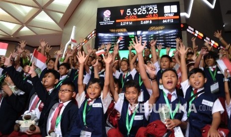 Pelajar SD membuka perdagangan saham saat mengikuti literasi keuangan dan perbankan di Bursa Efek Inonesia (BEI), Jakarta, beberapa waktu lalu.