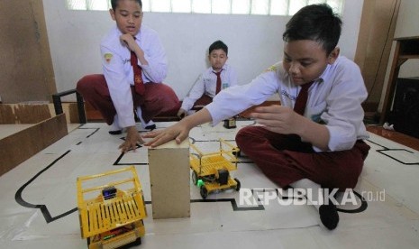 Pelajar SD Muhammadiyah 4 memperagakan robot jenis kendaraan 