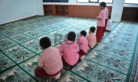 Pelajar SD Muhammadiyah menjalankan shalat Dhuha di Jakarta, Rabu (29/4). (Republika/ Tahta Aidilla)