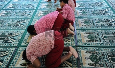 Pelajar SD Muhammadiyah menjalankan shalat Dhuha di Jakarta, Rabu (29/4). (Republika/ Tahta Aidilla)