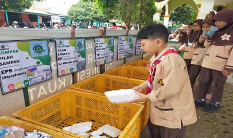 Pelajar SDT Bina Ilmu dibiasakan memilah sampah sebelum dibuang ke tempat pembuangan akhir sampah.