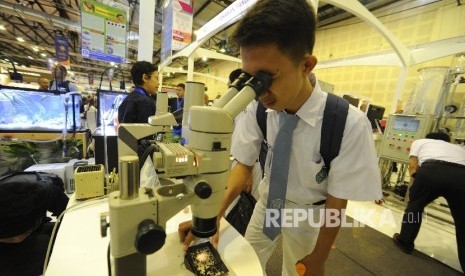 Pelajar sedang mencoba salah satu alat di Indonesia Science Expo 2017 di Balai Kartini, Jakarta, Senin (23/10).