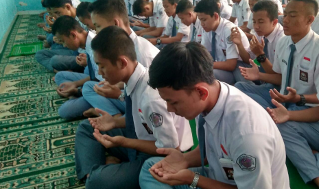 Pelajar SMA Informatika Ciamis, Jawa Barat melaksanakan shalat gaib dan memanjatkan doa bagi korban gempa Lombok, Senin (6/8).