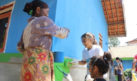 pelajar sma jis mengecat rumah warga 