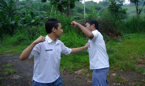 Pelajar SMA yang sedang berantem (ilustrasi).