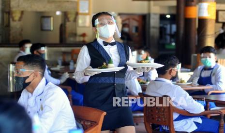 Aktivitas di restoran hotel. Perhimpunan Hotel dan Restoran Indonesia (PHRI) menyatakan kekecewaan atas kebijakan pemerintah yang melarang masyarakat untuk mudik pada momen Lebaran tahun ini. Pasalnya, kebijakan tersebut akan menghilangkan potensi peningkatan okupansi yang telah diharapkan para pengusaha.