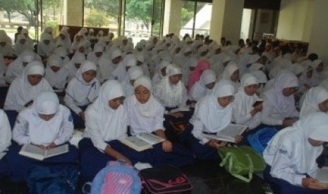 Pelajar SMP mengikuti pesantren kilat