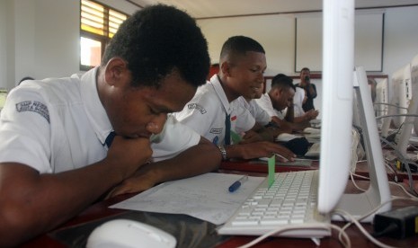 Ilustrasi Ujian Nasional. Foto: Pelajar SMP saat mengikuti Ujian Nasional Berbasis Komputer (UNBK) di ruang kelas SMP Negeri 5 Kota Sorong, Papua Barat, Selasa (23/4/2019).