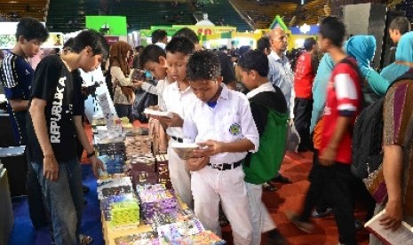 Pelajar tengah membaca buku di salah satu stan penerbit dalam ajang Islamic Book Fair (IBF) di Jakarta.