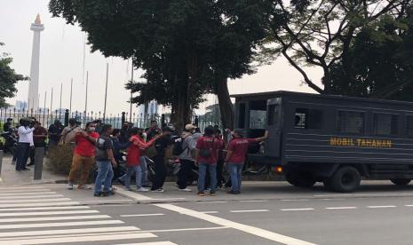 Pelajar yang mengaku anak SMA-STM diamankan pihak kepolisian di kawasan Monas dan Parkir IRTI, Senin (11/4). 