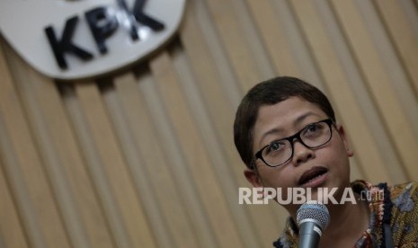 Pelaksana Harian Kepala Biro Humas KPK Yuyuk Andriati, menyampaikan penetapan tersangka baru saat konferensi pers di Gedung KPK, Jakarta, Jumat (30/9)