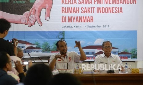  Pelaksana Harian Ketua Umum Palang Merah Indonesia (PMI) Ginandjar Kartasasmita (kanan), bersama Presidium Mer-C Sarbini Abdul Murad menyampaikan keterangan pembangunan Rumah Sakit Indonesia di Myanmar di kantor PMI, Jakarta, Kamis (14/9).