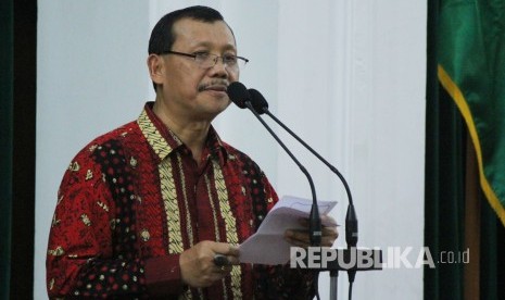 Pelaksana Harian (Plh) Gubernur Jawa Barat Iwa Karniwa (kedua kiri) memberikan sambutan pada acara Paturay Tineung Gubernur Jawa Barat dan Wakil Gubernur Jawa Barat, di Aula Barat, Gedung Sate, Kota Bandung, Rabu (13/6).