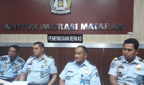 Pelaksana harian (Plh) Kantor Imigrasi Kelas I Mataram Rahmat Gunawan saat jumpa pers terkait OTT pegawai Imigrasi Mataram di Kantor Imigrasi Mataram, NTB, Selasa (28/5).