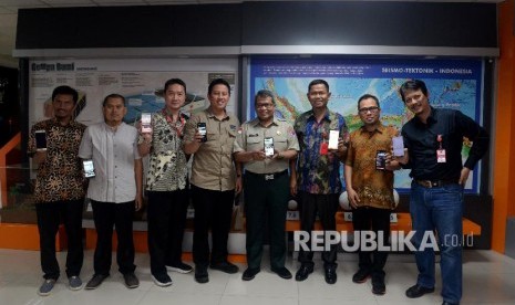 Pelaksana harian (plh) Kepala Pusat Data Informasi (Pusdatin) dan Humas BNPB Agus Wibowo (empat kanan) berfoto bersama dengan Wakil Pemimpin Redaksi Harian Republika Nur Hasan Murtiaji (dua kanan)