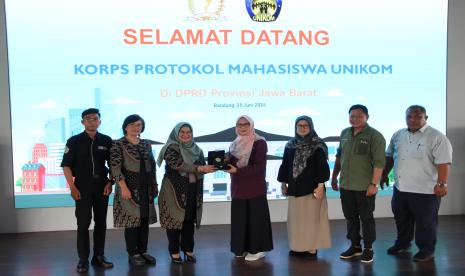 Pelaksana Harian (Plh) Sekretaris DPRD Provinsi Jawa Barat sekaligus Kepala Bagian (Kabag) Persidangan dan Perundang-Undangan Iis Rostiasih menjadi pemateri acara Visit dan Sharing Korps Protokol Mahasiswa (KPM) Universitas Komputer Indonesia (Unikom).