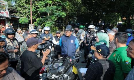 Pelaksana Harian (Plh) Wali Kota Bandung Ema Sumarna berbincang dengan masyarakat.